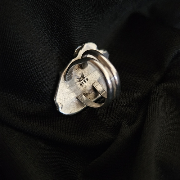 Silver and Green Stone Ring - Picture 4 of 13